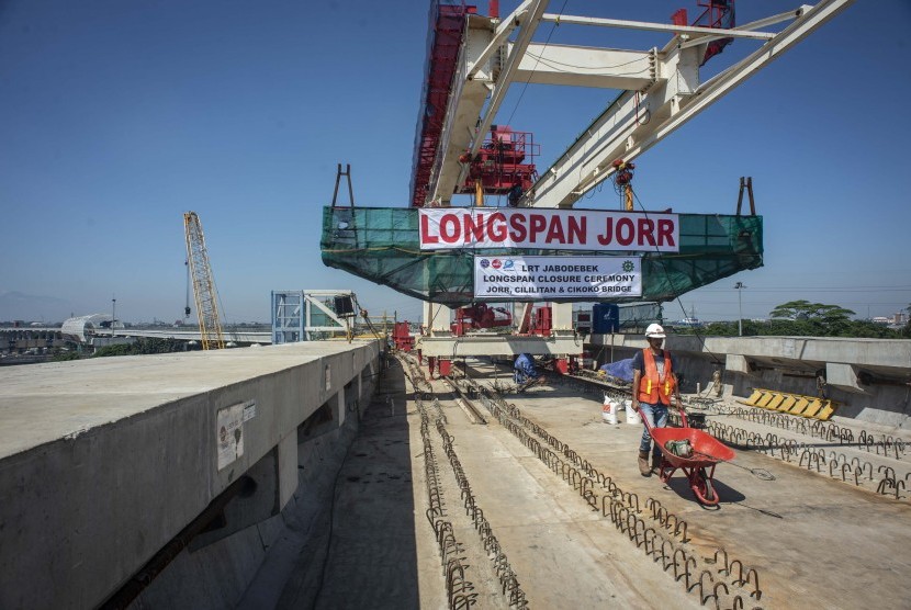Pekerja beraktivitas di lokasi proyek pembangunan longspan atau jembatan panjang LRT Jabodebek lintas pelayanan 1 Cawang-Cibubur, di Jakarta, Jumat (29/3/2019).