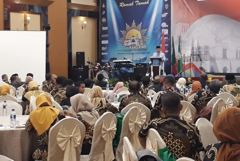 Penasehat Pimpinan Pusat Muhammadiyah, Amien Rais pada acara ‘Diskusi Kebangsaan’ yang digelar di arena Rapat kerja Wilayah (Rakerwil) Majelis Pembina Kesehatan Umum Pengurus Wilayah Muhammadiyah (PWM) Jawa Tengah, di Hotel Aston, Semarang, Jumat (29/3).