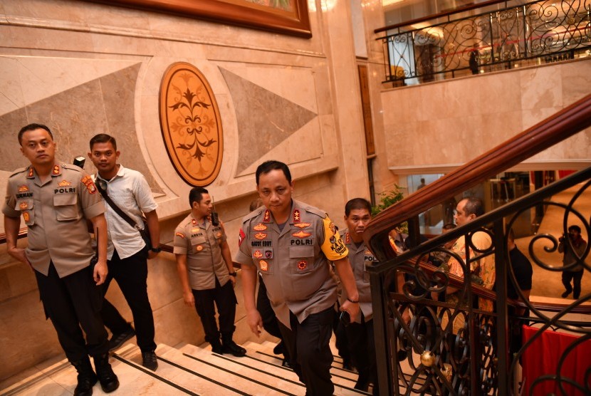 Kapolda Metro Jaya Irjen Pol Gatot Eddy Pramono (tengah) meninjau lokasi Debat Capres 2019 putaran keempat di Hotel Shangri-La, Jakarta, Jum'at (29/3/2019). 