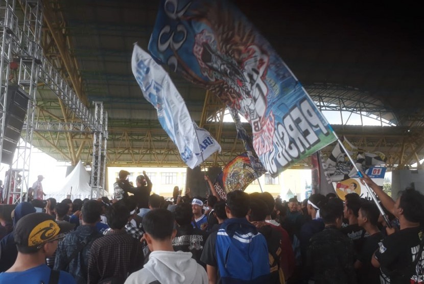 Bobotoh Persib Bandung yang terdiri dari Viking, Bomber dan The Bombs mendeklarasikan dukungan politik terhadap pasangan no urut 01, Joko Widodo dan KH Maruf Amin di Bale Rame, Kawasan Gedong Budaya Sabilulungan, Sabtu (30/1).