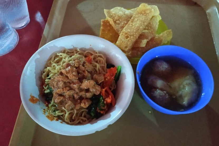 Mi ayam bakso di Mi Uleg Rio, Cipinang Melayu, Kota Jakarta Timur, Jumat (29/3).