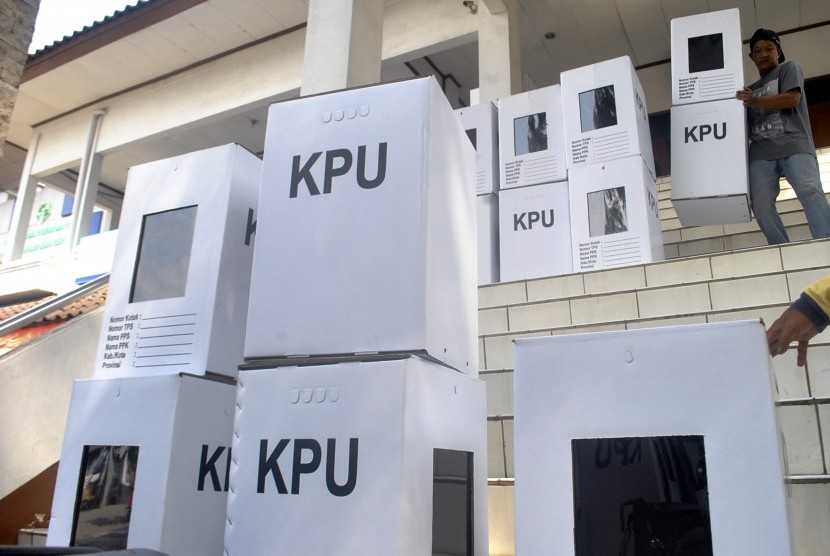  Petugas Panitia Pemilihan Kecamatan (PPK) Bogor Barat mengangkat kotak surat suara untuk Pemilu 2019 di Gudang Bappenda, Kota Bogor, Jawa Barat, Sabtu (30/3/2019).
