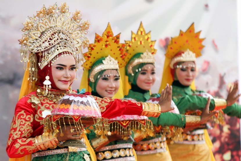 Putri penari menampilkan tarian Ranup Lampuan pada penyambutan tamu kehormatan pembukaan Festival Sate Matang 2019 di Galaction, Cot Gapu Bireuen, Aceh, Sabtu (30/3/2019). 