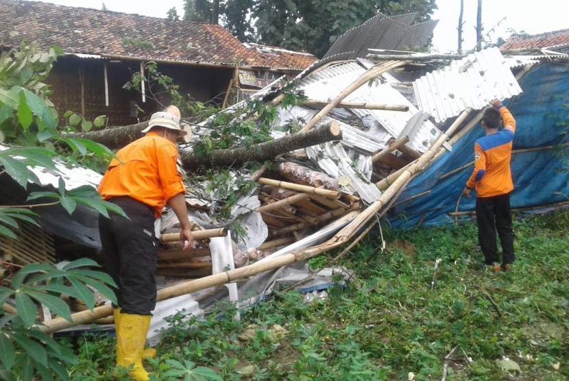 Puluhan rumah di Kecamatan Sindangkerta dan Cipongkor mengalami kerusakan  berat, sedang dan ringan akibat angin puting beliung dan hujan deras pada  Jumat (29/3) sore dan malam hari.