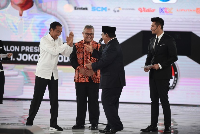 Capres nomor urut 01 Joko Widodo (kiri) dan capres nomor urut 02 Prabowo Subianto (kedua kanan) bersama Ketua KPU Arief Budiman (kedua kiri) sebelum mengikuti debat capres putaran keempat di Hotel Shangri La, Jakarta, Sabtu (30/3/2019).