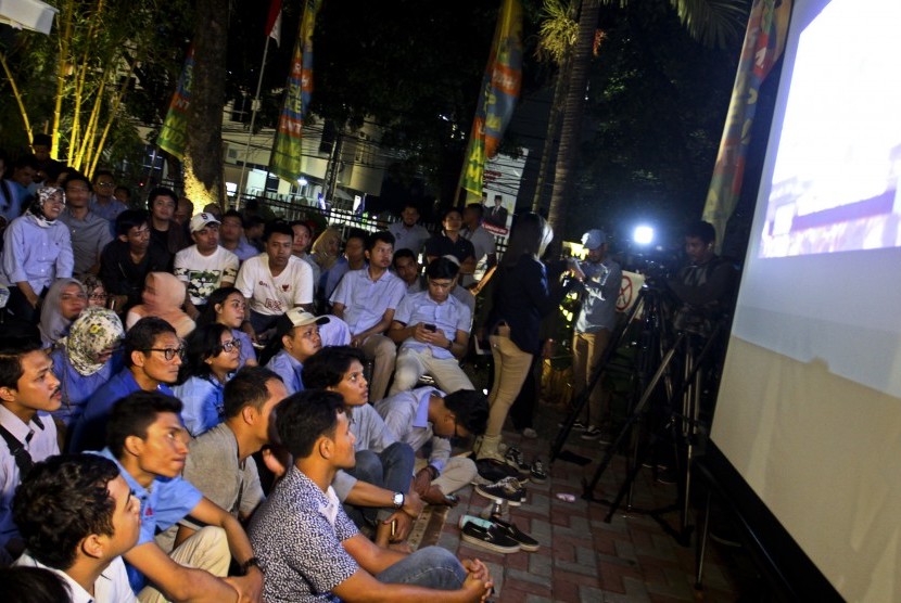 Cawapres nomor urut 02 Sandiaga Uno (kiri) menonton debat keempat capres dengan memperingati Earth Hour di Rumah Siap Kerja untuk Anak Muda di Jakarta, Sabtu (30/3/2019). 