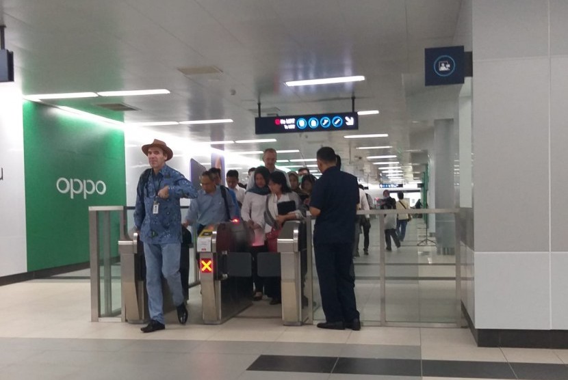 Sejumlah penumpang melakukan tapping kartu keluar pada hari pertama MRT Jakarta berbayar di Stasiun Bundaran HI, Senin (1/4). 