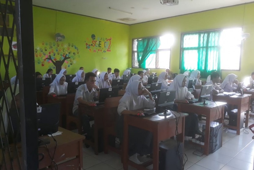 Siswa kelas XII SMAN 1 Soreang, Kabupaten Bandung tengah mengikuti ujian nasional berbasis komputer (UNBK). Dengan mata pelajaran pertama tentang Bahasa Indonesia, Senin (1/4).