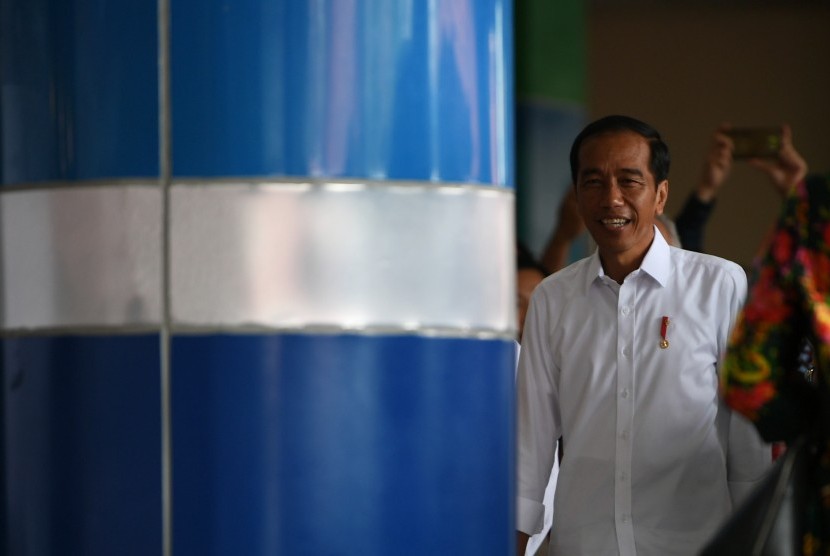 Presiden Joko Widodo bersiap meresmikan proyek Kawasan Ekonomi Khusus (KEK) di Bandara Sam Ratulangi, Manado, Sulawesi Utara, Senin (1/4/2019).