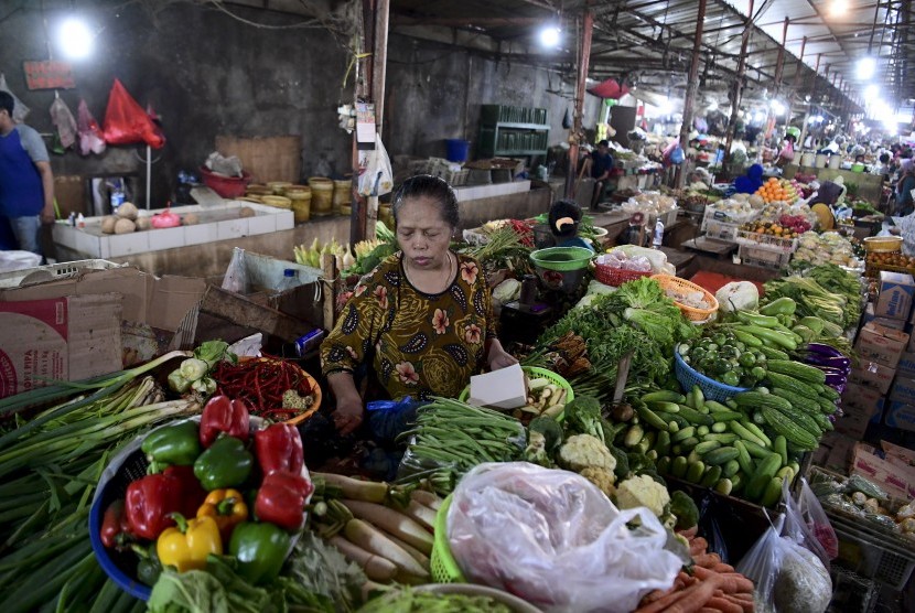 Pedagang sayuran menyiapkan dagangannya di Pasar Kebayoran Lama, Jakarta Selatan.