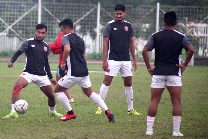 Sejumlah pesepakbola PSM Makassar melakukan sesi latihan di lapangan luar Stadion Pakansari, Bogor, Jawa Barat, Senin (1/4/2019).