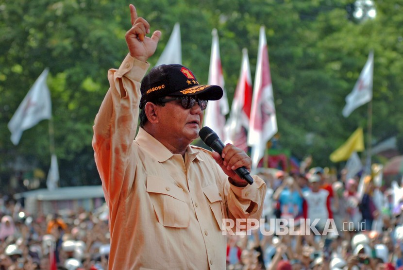 Para pendukung capres nomor urut 02 Prabowo Subianto melakukan salam dua jari dalam kampanye terbuka di Lapangan GOR Wisanggeni, Tegal, Jawa Tengah, Senin (1/4/2019).