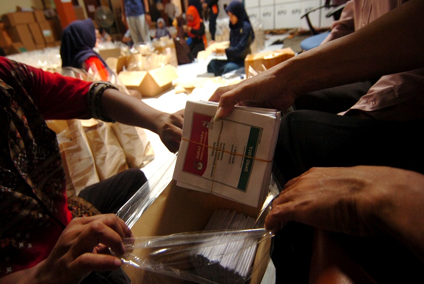 Pekerja memasukkan surat suara ke dalam amplop saat pengepakan surat suara di Komisi Pemilihan Umum (KPU) Tegal, Jawa Tengah, Selasa (2/4/2019). 