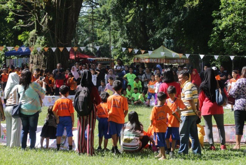 Anak-anak sedang melakukan kompetisi permainan tradisional di Taman Balekambang Solo, Sabtu (30/3).
