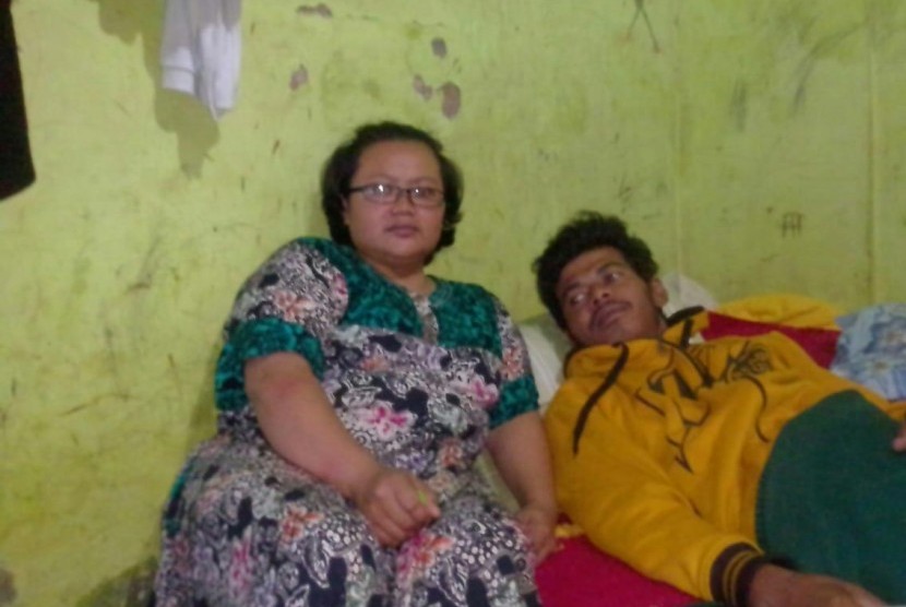 Asep Nugraha (35), warga Kampung Cihamirung, RT 03 RW 04, Desa Mekarjaya, Kecamatan Cihampelas, Kabupaten Bandung Barat terpaksa menjaminkan kartu tanda penduduk (KTP) milik istrinya, Ropi Ropidah (40) ke RSUD Cililin. Dikarenakan tidak mempunyai biaya untuk melunasi utang sebesar Rp. 1.025.500. 