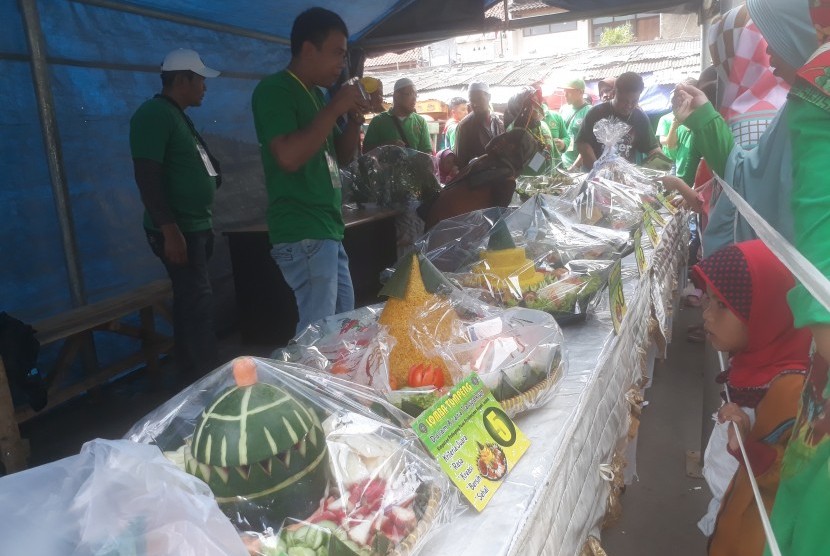 Ratusan pedagang pasar sayati Indah menggelar botram (makan-makan) dan  tumpengan di kawasan area parkir depan, Rabu (3/4) dalam rangka mensyukuri  dan memperingati hari Isra Miraj Nabi Muhammad Saw.