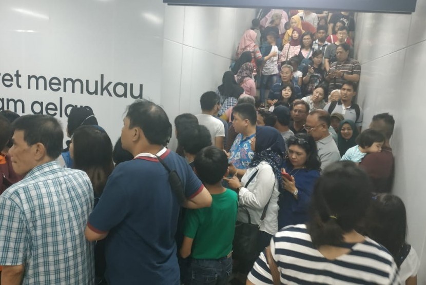 Ratusan penumpang Moda Raya Terpadu (MRT) mengantri hingga diluar Stasiun MRT Bundaran HI, Rabu, (3/4). 