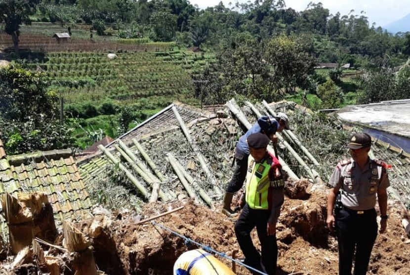 Jajaran Polsek Ciwidey tengah meninjau lokasi dua rumah di Desa Rawabogo,  Kecamatan Ciwidey yang tertimpa rumpun bambu gombong, Rabu (3/4).