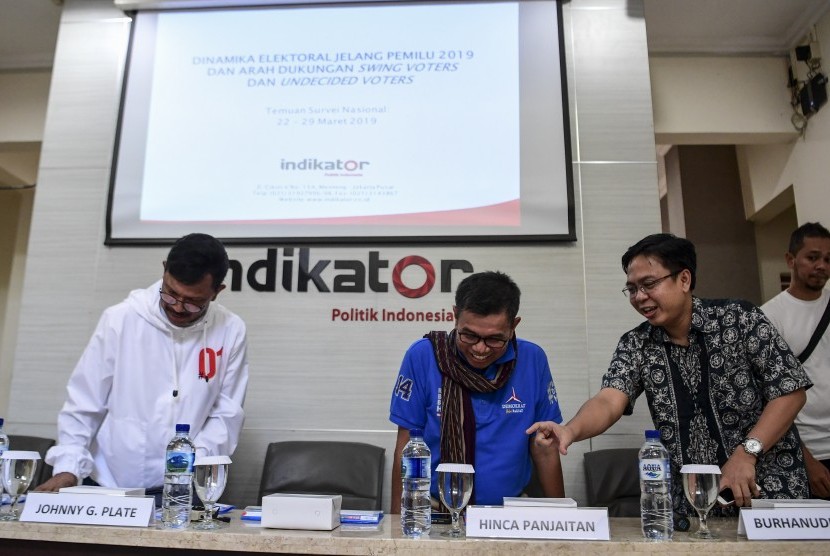 Direktur Eksekutif Indikator Politik Indonesia Burhanuddin Muhtadi (kanan) bersama Sekjen Partai Demokrat Hinca Panjaitan (tengah) dan Sekjen Partai Nasdem Johnny G Plate (kiri) bersiap mengikuti pemaparan hasil survei Indikator Politik Indonesia terkait 