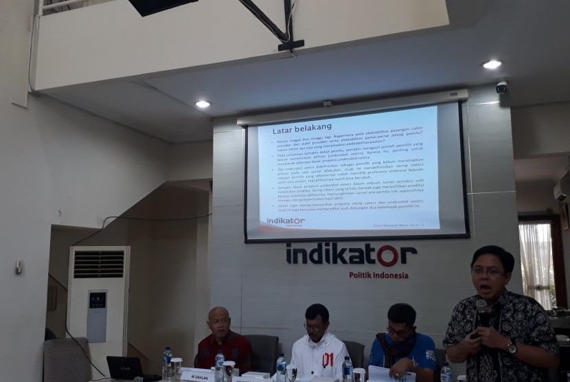 Direktur Eksekutif Indikator Politik Indonesia, Burhanuddin Muhtadi  (memegang mikrofon) memaparkan hasil survei lembaganya di kantornya, di  Jakarta, Rabu (3/4).