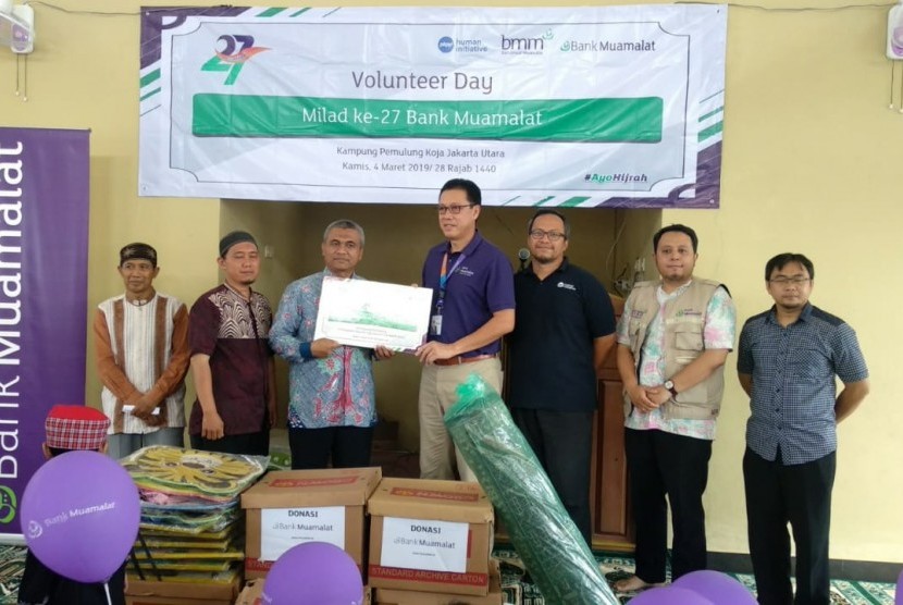 Voluntary Day Bank Muamalat digelar di Koja, Jakarta Utara, Kamis (4/4). 