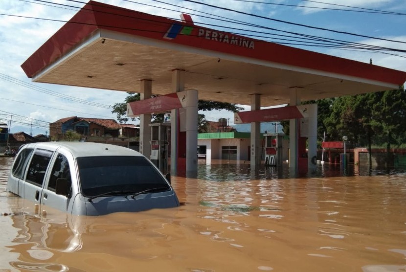 Akses jalan di Banjaran-Dayeuhkolot Kabupaten Bandung terputus karena terendam banjir. Sementara itu, pom bensin yang berada tepat di jalur pertigaan Jalan Banjaran, Dayeuhkolot dan Baleendah ikut terendam banjir, Kamis (4/4).