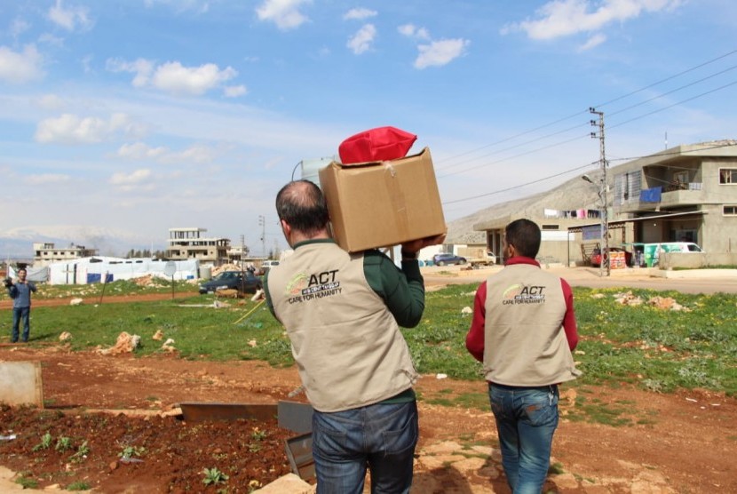 Global Humanity Response (GHR) - Aksi Cepat Tanggap (ACT) membagikan bantuan paket pangan dan obat bagi pengungsi Suriah.