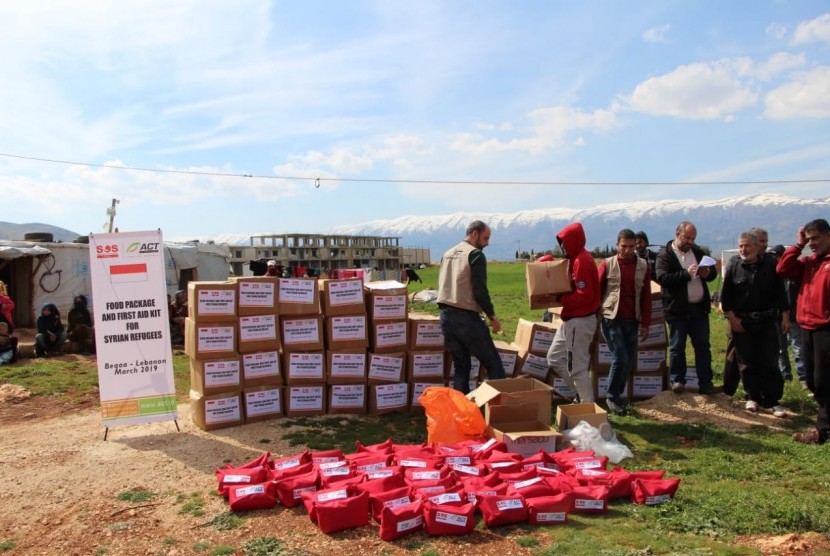 Global Humanity Response (GHR) - Aksi Cepat Tanggap (ACT) membagikan bantuan paket pangan dan obat bagi pengungsi Suriah.