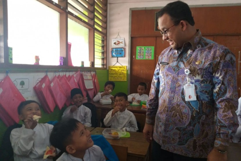 Gubernur DKI Jakarta Anies Rasyid Baswedan mengunjungi SD Negeri Kedaung Kaliangke 03 dan 08 Pagi, Jakarta Barat dalam program penyediaan makanan tambahan anak sekolah (PMT-AS), Jumat (5/4).