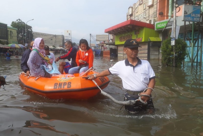 Banjir di Kabupaten Bandung masih merendam tiga kecamatan yaitu Baleendah, Bojongsoang dan Dayeuhkolot dan menutup akses jalan, Jumat (5/4).