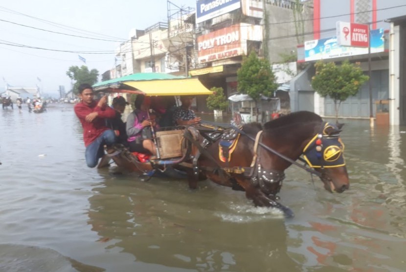 Banjir di Kabupaten Bandung masih merendam tiga kecamatan yaitu Baleendah, Bojongsoang dan Dayeuhkolot dan menutup akses jalan, Jumat (5/4).