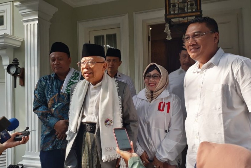 Calon Wakil Presiden (Cawapres) nomor urut 01, KH. Ma'ruf Amin saat diwawancara sebelum berangkat ke Bogor dari kediamannya di Jalan Situbondo, Menteng, Jakarta Pusat, Jumat (5/4). 