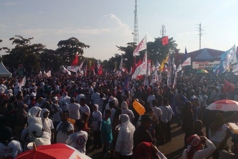 Ribuan warga menghadiri kampanye terbuka Capres 01 Joko Widodo di Indramayu Sport Center, Jumat (5/4). 