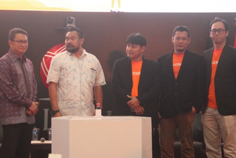 Heri Wahyu Nugroho (tengah), founder aplikasi sewasewa,  meluncurkan aplikasi sewasewa.id di Main Hall BEI, Jakarta Pusat, Kamis (4/4).