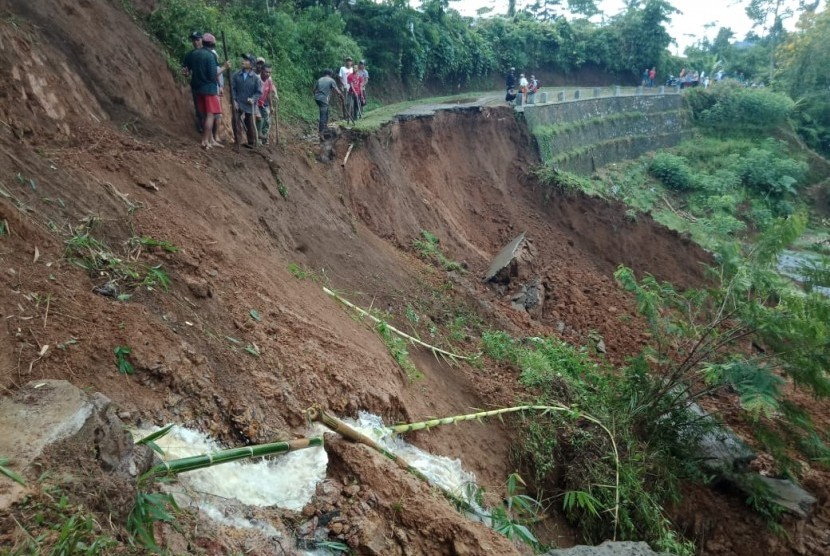 Longsor memutus jalan desa di Kecamatan Salawu, Kabupaten Tasikmalaya, Jumat (5/4). 