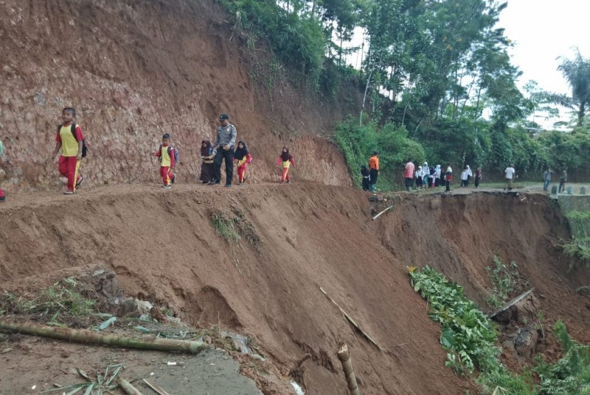 Longsor memutus jalan desa di Kecamatan Salawu, Kabupaten Tasikmalaya, Jumat (5/4). 