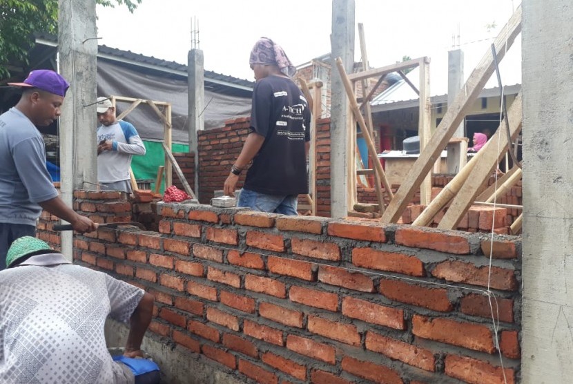 Kondisi rumah tahan gempa yang sudah jadi dan sedang dalam pembangunan di Desa Teratak, Kecamatan Batukliang Utara, Kabupaten Lombok Tengah, NTB, Sabtu (6/4).