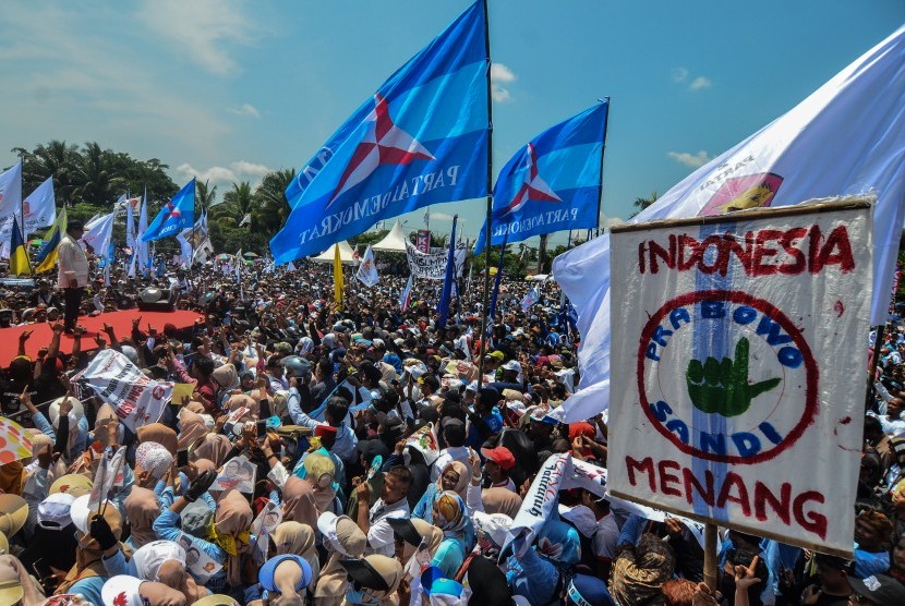 Calon Presiden Prabowo Subianto melakukan orasi politik saat kampanye terbuka di Lapangan Lokasana, Kabupaten Ciamis, Jawa Barat, Sabtu (6/4/2019).