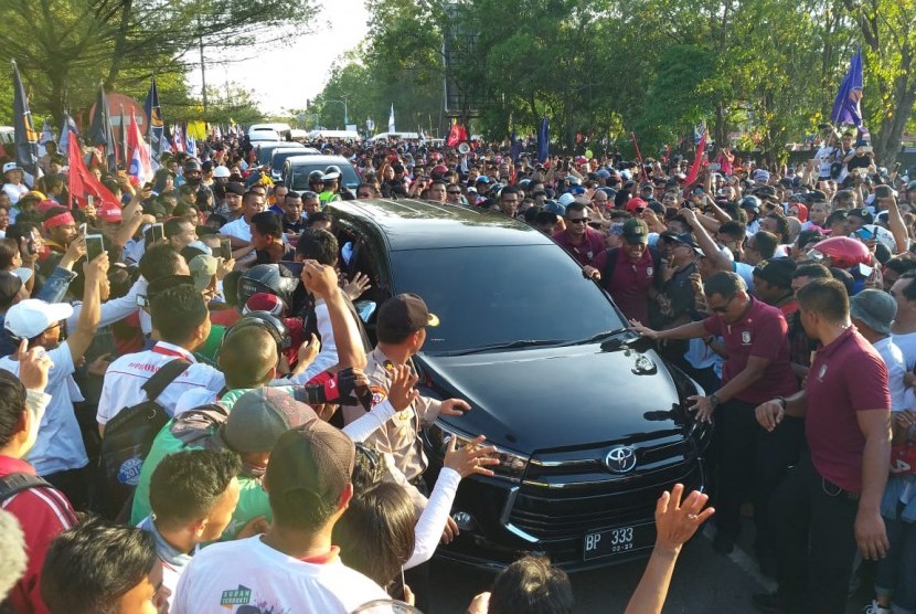 Capres 01 Jokowi menyapa pendukungnya di Batam, Kepulauan Riau, Sabtu (6/4). 