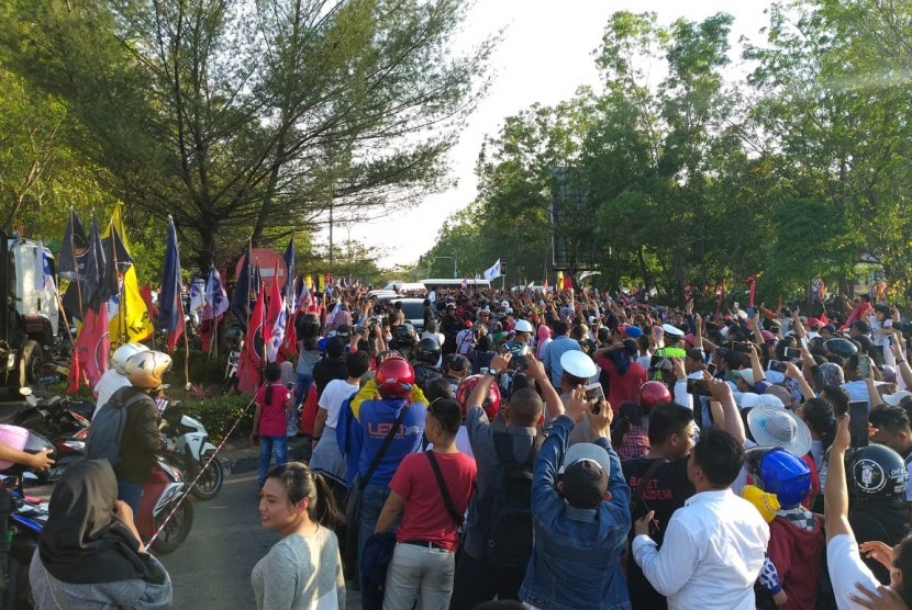 Capres 01 Jokowi menyapa pendukungnya di Batam, Kepulauan Riau, Sabtu (6/4). 