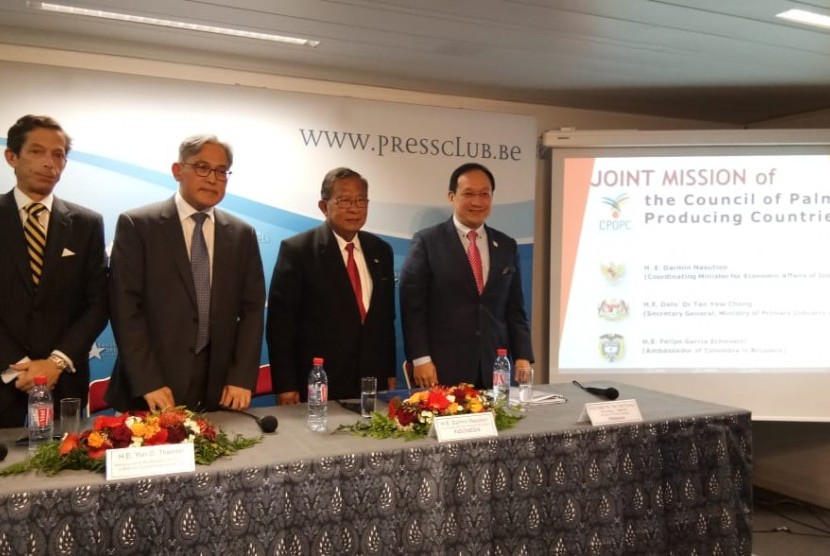 Menko Perekonomian Darmin Nasution didampingi Dubes Indonesia untuk Belgia Yuri Octavian Thamrin, Sekjen Kementerian Industri Utama (MPI) Malaysia Dato’ Tan Yew Chong, dan Duta Besar Kolombia di Brussel Felipe Garcia Echeverri melakukan konferensi pers di Kota Brussels, Belgia, Senin (8/4) malam WIB. 