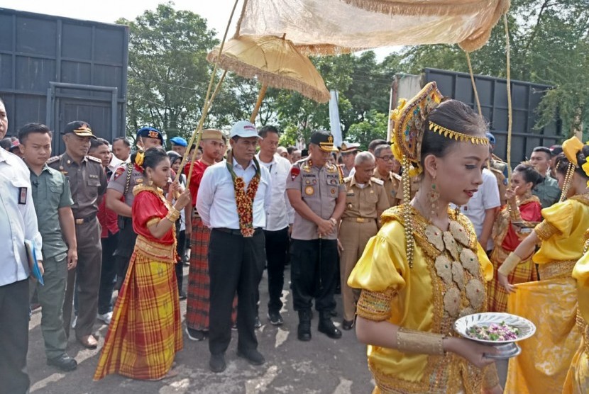 Menteri Pertanian Andi Amran Sulaiman disambut para petani dan warga Kabupaten Pangkep, Sulawesi Selatan, Selasa (9/4). Pada kesempatan tersebut, Kementan memberikan bantuan pertanian kepada sejumlah pelaku tani.