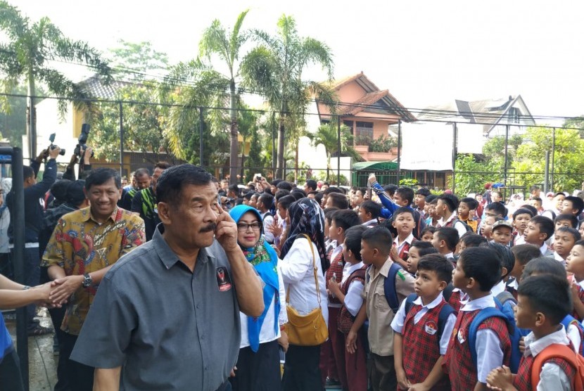 Manajer Persib Bandung Umuh Muchtar berkunjung ke SDN 106 Ajitunggal Kota Bandung, Selasa (9/4).