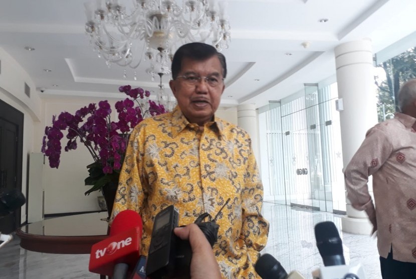 Wakil Presiden Jusuf Kalla saat diwawancarai wartawan di Kantor Wapres, Jakarta, Selasa (9/4).