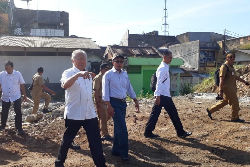 Menteri Perdagangan Enggartiasto Lukita bersama Wali Kota Sukabumi Achmad Fahmi meninjau lokasi pembangunan Pasar Pelita Kota Sukabumi Selasa (9/4)