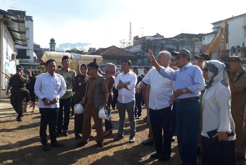 Menteri Perdagangan Enggartiasto Lukita bersama Wali Kota Sukabumi Achmad Fahmi meninjau lokasi pembangunan Pasar Pelita Kota Sukabumi Selasa (9/4)