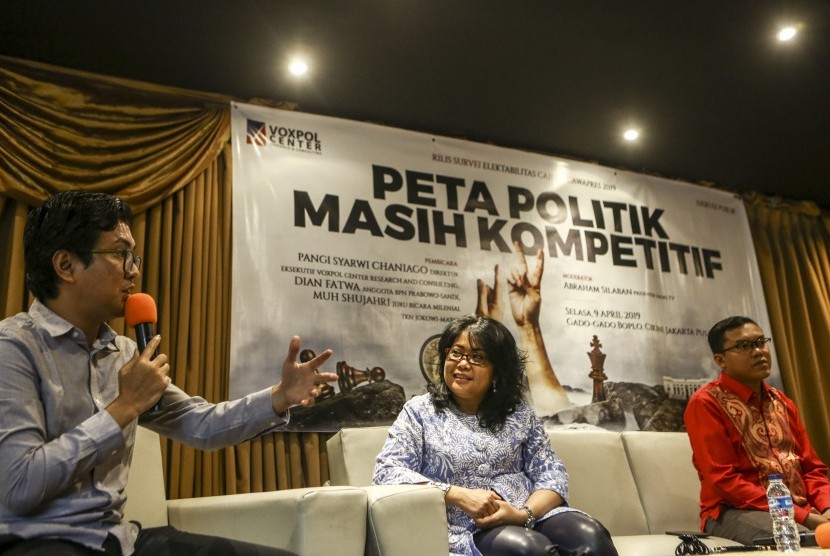 Direktur Eksekutif Voxpol Center Research and Consulting Pangi Syarwi Chaniago (kanan), Juru Bicara Millenial TKN Jokowi-Ma'ruf Amin Muh Shujahri (kiri) dan Juru Bicara BPN Prabowo-Sandi Dian Fatwa (tengah) menjadi pembicara saat penyampaian hasil Survei Elektabilitas Capres dan Cawapres 2019 oleh Voxpol Center Research and Consulting di Jakarta, Selasa (9/4/2019).