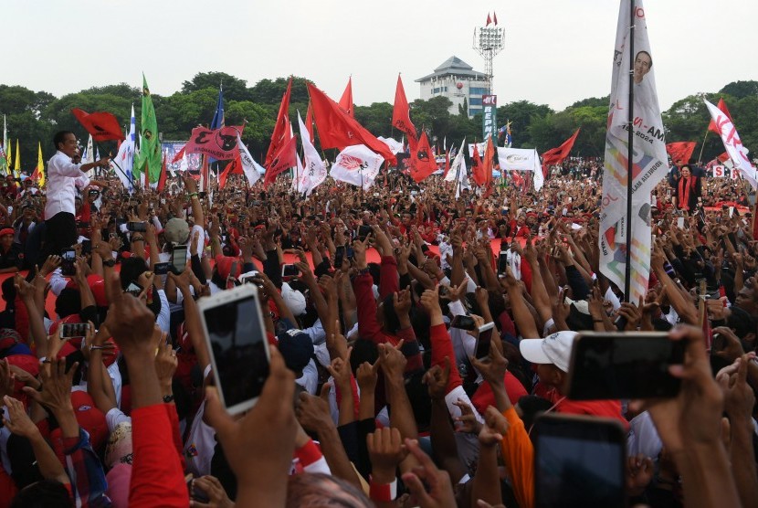 Calon Presiden nomor urut 01 Joko Widodo menyapa pendukung saat kampanye akbar di Solo, Jawa Tengah, Selasa (9/4/2019). 