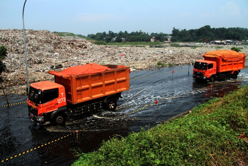 Proses pembuangan sampah dari Kota Yogyakarta ke Tempat Pembuangan Akhir (TPA) Piyungan yang berada di Kabupaten Bantul tersendat (Ilustrasi truk sampah)