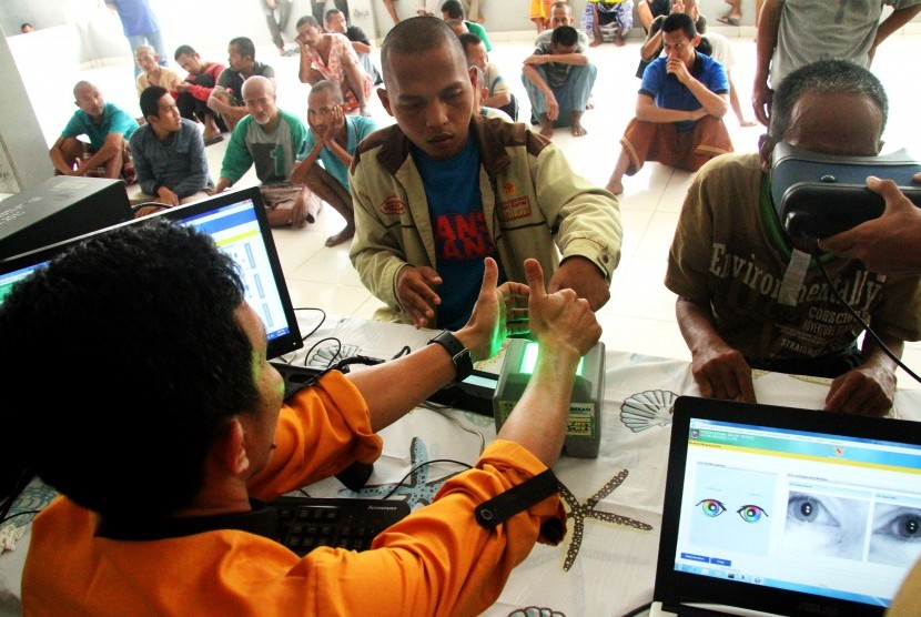 Petugas Dinas Kependudukan dan Catatan Sipil melakukan proses pendataan dan perekaman KTP Elektronik kepada penyandang gangguan jiwa, di Bekasi, Jawa Barat, Selasa (9/4/2019).